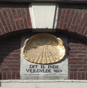 862208 Afbeelding van de gevelsteen 'Dit is inde vergulde wan', in de gevel van het pand Oudegracht 231 te Utrecht. De ...